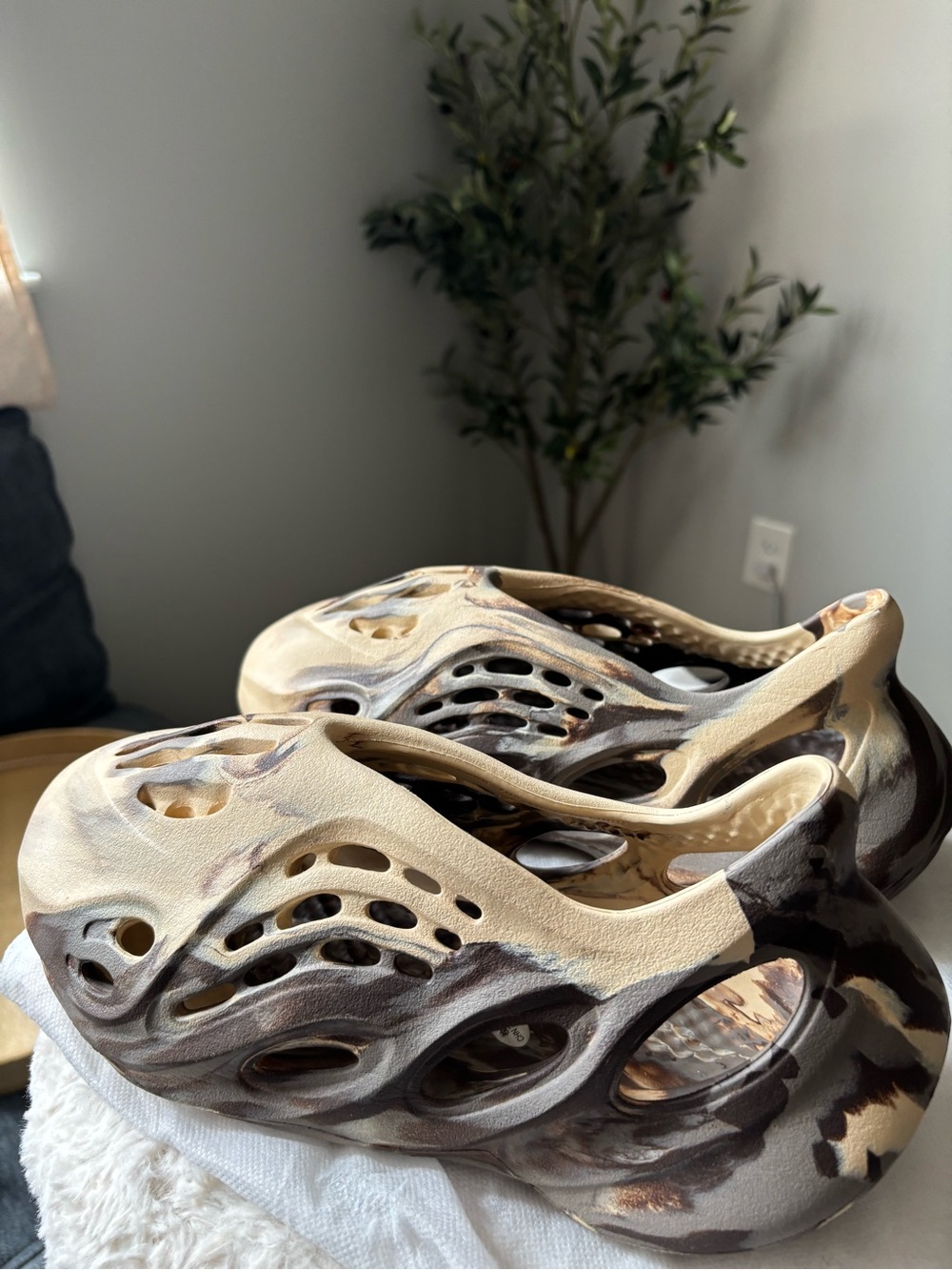 YEEZY Foam Runners, Size 7 Men/ 8.5 Women - Picture 5 of 8